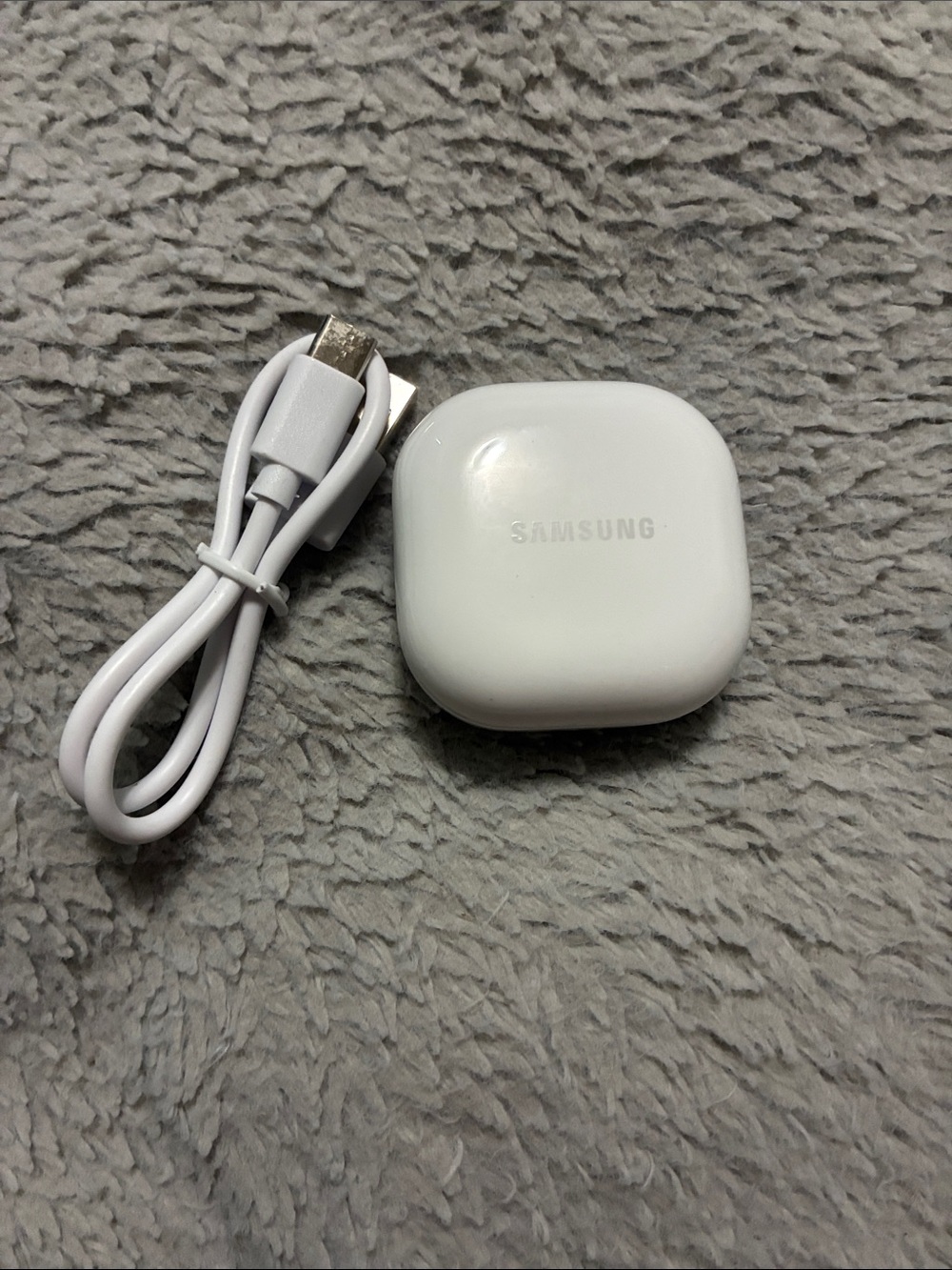 Samsung White Earbuds Core and Charging Case with USB Cable